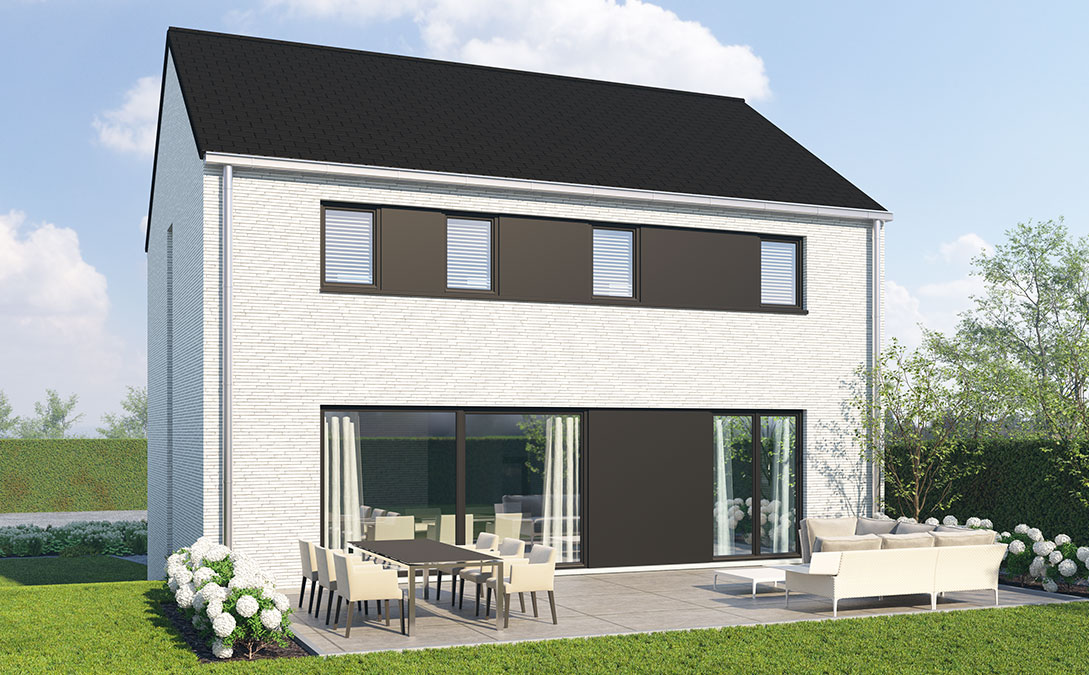 Een modern wit bakstenen huis met twee verdiepingen en een zwart dak, met grote ramen. De achtertuin heeft een patio met tuinmeubilair, waaronder een eettafel en banken. De tuin is aangelegd met heggen en witte bloemen.