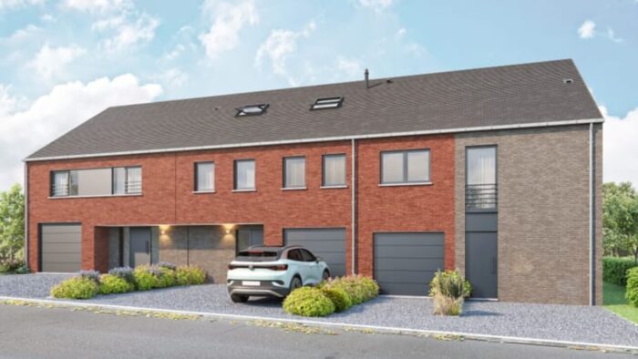 Une maison de ville moderne avec une façade en briques et en gris, avec trois garages, de grandes fenêtres, et un SUV blanc garé dans l'allée par une journée ensoleillée. Parfaite pour ceux qui recherchent des Maisons à vendre Gozée, avec des arbustes et du gravier bordant la cour avant.