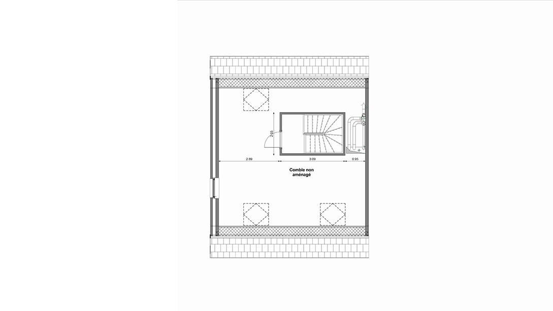 Un dessin technique darchitecture dun plan carré présente un escalier central intitulé « Scala ». Des dimensions bordent le périmètre, avec des espaces méticuleusement marqués. En haut et en bas, les structures sont étiquetées « Canale non ambatagi », rappelant les conceptions des Maisons à vendre de Gozée.