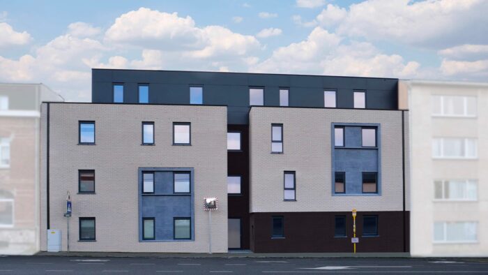 Bâtiment moderne avec un toit plat et une façade en briques claires, avec des panneaux bleu foncé et gris autour de ses fenêtres. Cette structure de quatre étages bénéficie dun design minimaliste, idéal pour ceux qui recherchent un appartement moderne à Jambes. Il est entouré de bâtiments adjacents sous un ciel partiellement nuageux.