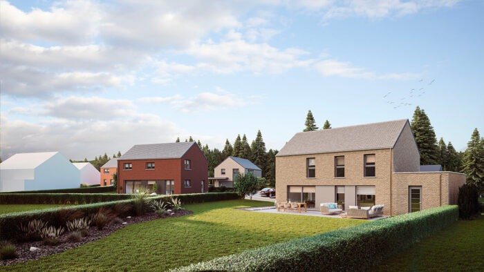 Een rij moderne huizen met grote ramen ligt achter keurig gesnoeide heggen en groene gazons, onder een gedeeltelijk bewolkte hemel met bomen op de achtergrond. Buitenmeubilair staat opgesteld op een patio in de grote tuin.