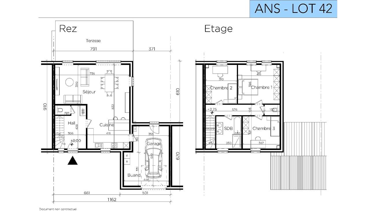 Plan détage architectural dune maison à deux niveaux intitulée « ANS - LOT 42 ». Le rez-de-chaussée comprend un garage, une cuisine, un salon et une terrasse. Létage supérieur comprend trois chambres et deux salles de bains. Les dimensions et la disposition des pièces sont indiquées.