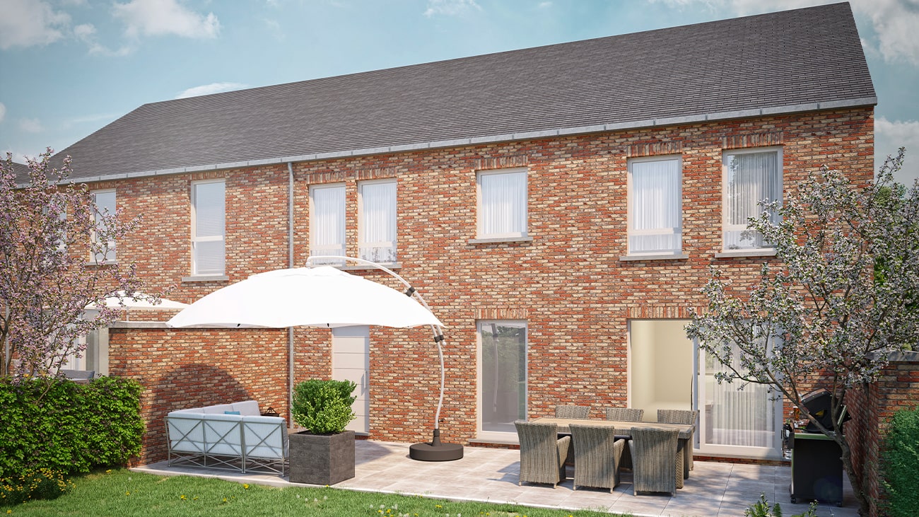 Une maison en brique avec terrasse est dotée de meubles dextérieur, dont un grand parasol, un canapé et une table à manger avec des chaises. De la verdure et de petits arbres en fleurs entourent la zone sous un ciel bleu.
