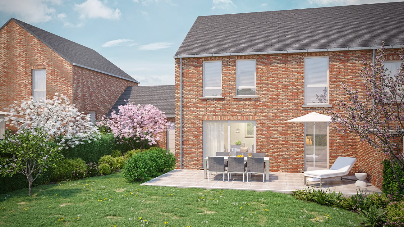 Une maison moderne en briques avec de grandes fenêtres est entourée dun jardin luxuriant. Le patio comprend un ensemble de salle à manger avec un parasol, une chaise longue et des arbres en fleurs, sous un ciel bleu clair.