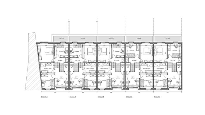 Plan architectural montrant le plan d'étage d'un bâtiment avec plusieurs unités identiques alignées. Chaque unité comprend des sections et des espaces étiquetés, divisés symétriquement par des murs, avec des notations et des mesures détaillées tout au long.