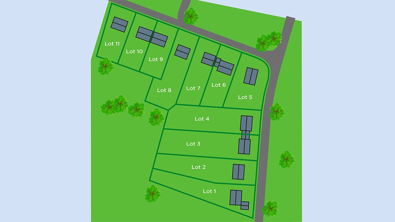Un schéma d'aménagement d'un lotissement montre 11 lots, chacun avec un bâtiment rectangulaire et des zones délimitées pour les espaces verts. Une route serpente autour du haut et du côté droit, avec des arbres disséminés sur les lots.