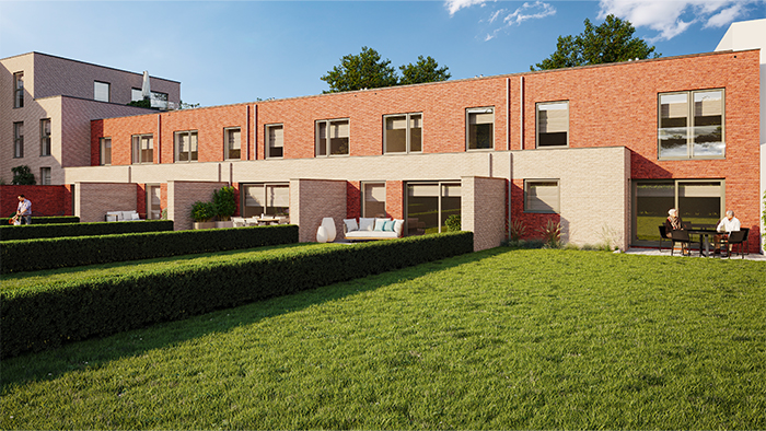 Immeuble d'appartements en duplex moderne avec façade en briques rouges et beiges. Il dispose de grandes fenêtres et d'espaces extérieurs privés. Une pelouse et des haies bien entretenues sont au premier plan, et deux personnes sont assises à une table sur une terrasse.