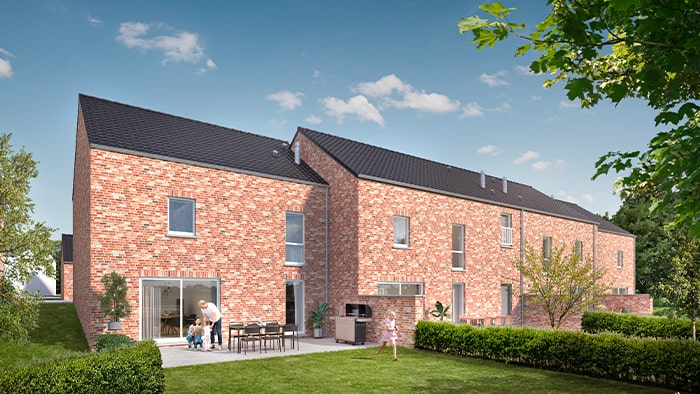 Une journée ensoleillée montre une rangée de maisons de ville modernes en briques aux toits noirs. Le premier plan présente une pelouse et des arbustes soigneusement entretenus. Une famille profite du patio, avec une table, des chaises et un barbecue extérieur. Un ciel bleu et quelques nuages sont visibles.