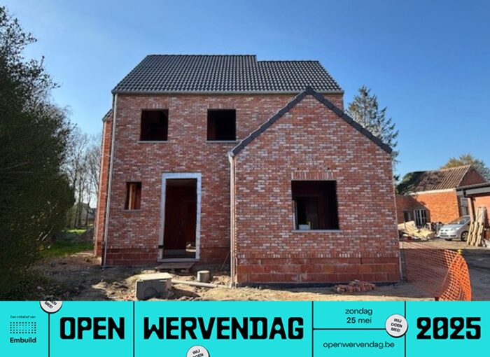 Een nieuw gebouwd bakstenen huis met onafgewerkte ramen en deuren. Op de voorgrond een turquoise banner die Open Wervendag 2025 promoot met details over het evenement en website-informatie.