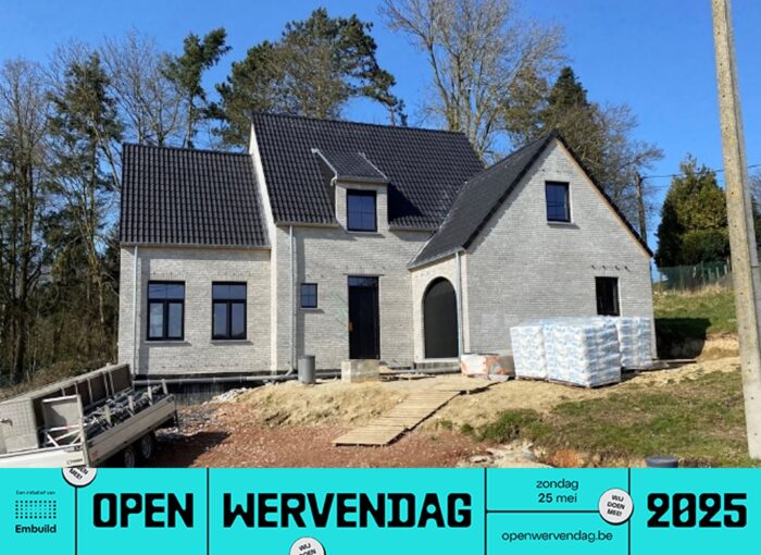 Een modern, lichtstenen huis in aanbouw met steigers, pallets en bouwmaterialen buiten. Op de voorgrond een blauwe banner ter promotie van Open Wervendag 2025 op zondag 25 mei.