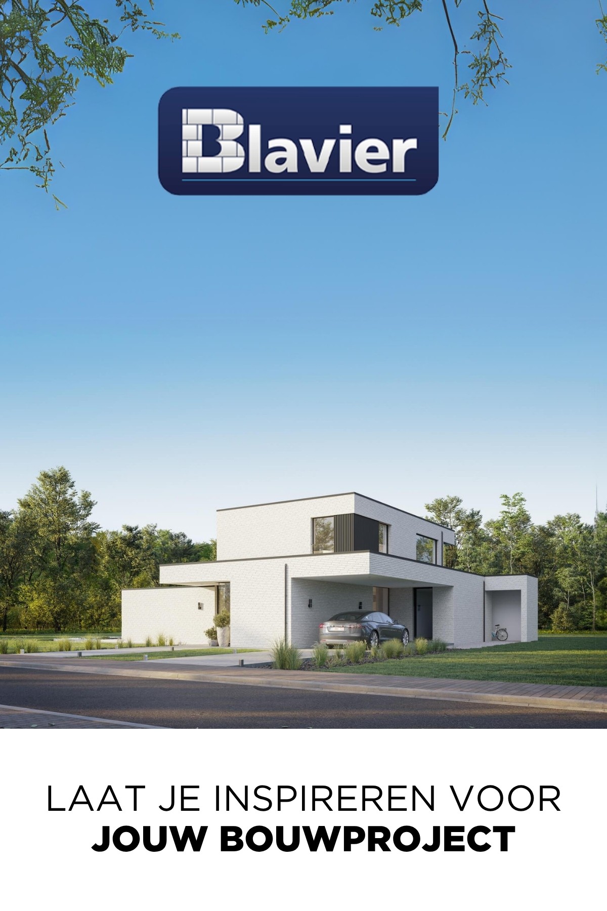 Maison blanche moderne avec toit plat et grandes fenêtres, entourée de verdure, sous un ciel bleu clair. Une voiture grise est garée dans l'allée. Le texte en haut indique Blavier et en bas : Laat je inspireren voor jouw bouwproject.