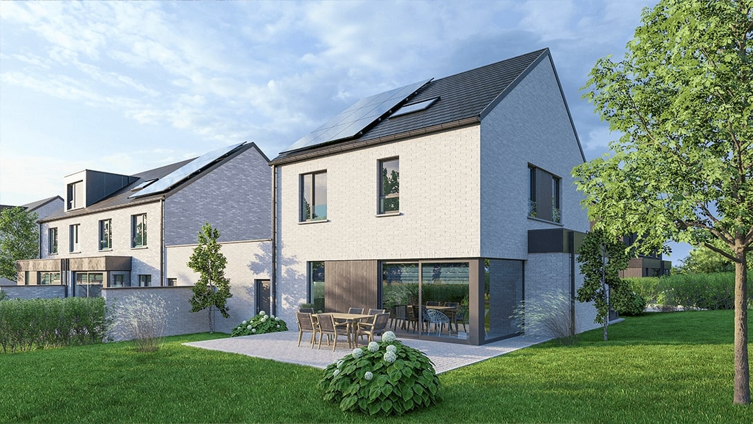 Maison moderne de deux étages avec de grandes fenêtres, des panneaux solaires sur le toit, un patio avec des meubles pour les repas en plein air et une pelouse verte bien entretenue avec des arbres et des arbustes sous un ciel partiellement nuageux.