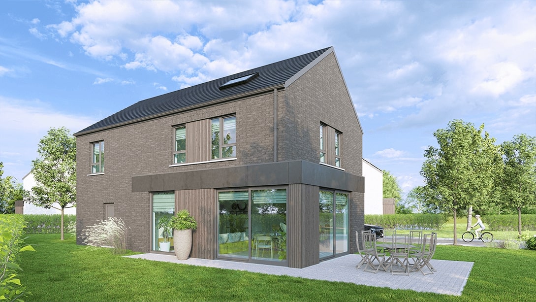 Une maison moderne de deux étages avec un extérieur en briques gris foncé, de grandes fenêtres au rez-de-chaussée et un patio avec des meubles d'extérieur. La maison est entourée d'une pelouse verte, d'arbres, et un cycliste passe à l'arrière-plan.