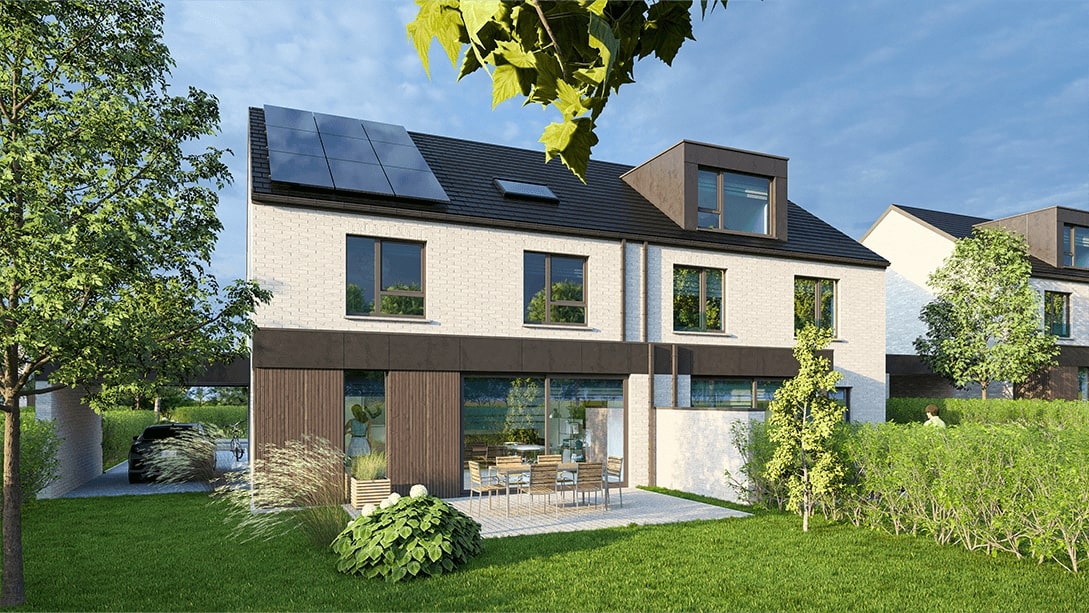 Maison moderne à deux étages avec des murs en briques blanches, de grandes fenêtres et des panneaux solaires sur le toit. Un patio avec des meubles pour les repas en plein air est entouré d'une pelouse verte, d'arbres et de haies sous un ciel bleu.