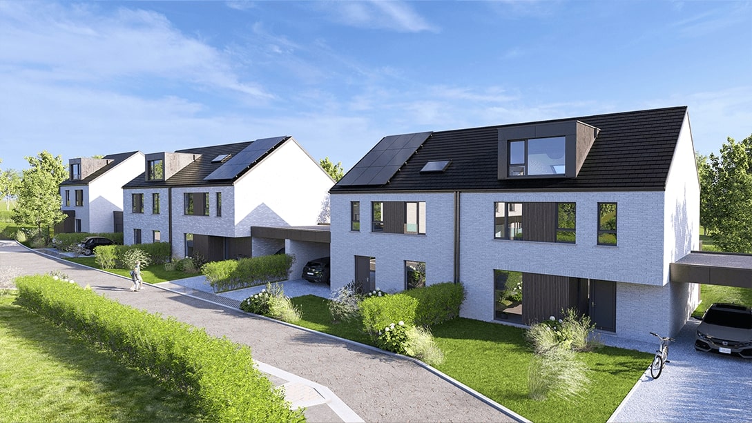 Une rangée de maisons blanches modernes à deux étages, aux toits sombres et aux grandes fenêtres, chacune avec un abri de voiture attenant et des pelouses vertes, s'alignent le long d'une rue de banlieue tranquille, sous un ciel bleu clair.