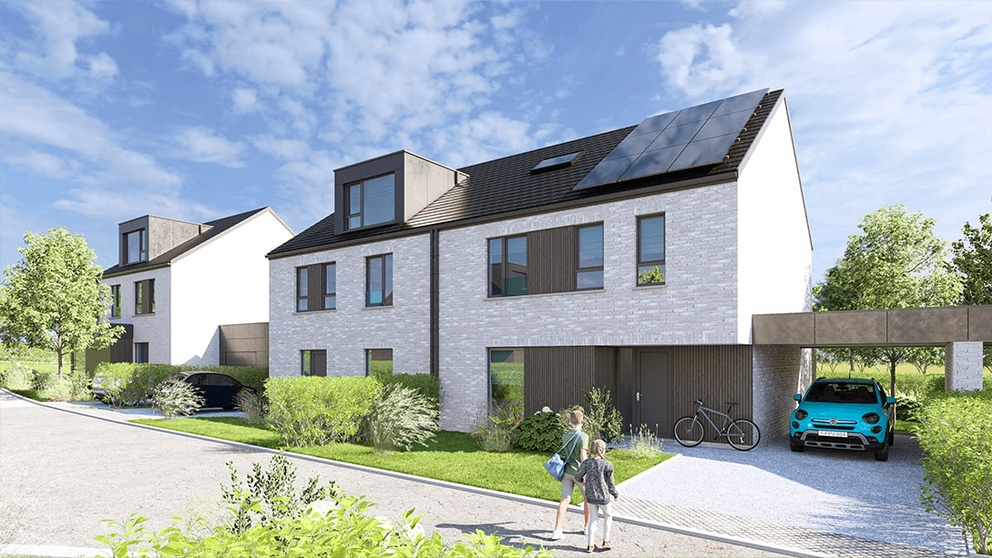 Une maison moderne à deux étages avec des panneaux solaires sur le toit, de grandes fenêtres et un carport avec une voiture bleue. Deux personnes marchent sur le trottoir et de la verdure entoure la maison par une journée ensoleillée.