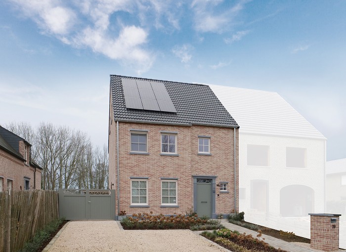 Een bakstenen huis van twee verdiepingen met zonnepanelen op het dak, een tuin aan de voorkant, oprit met grind en een houten hek aan de linkerkant. Het buurhuis rechts is vervaagd en toont alleen een omtrek.