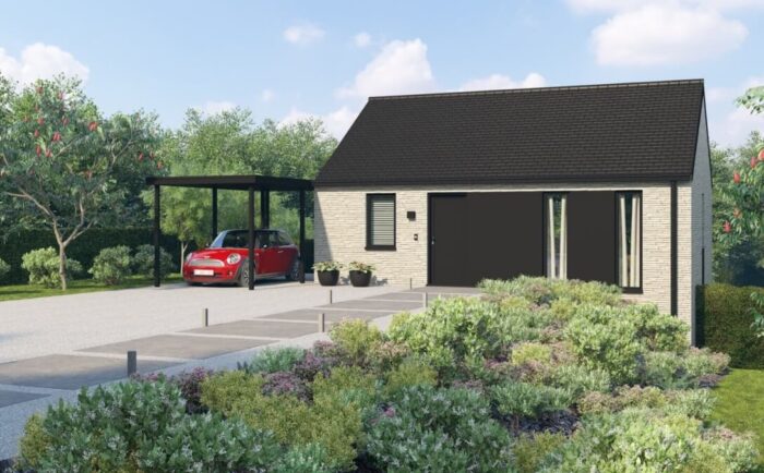 Maison moderne de plain-pied avec un extérieur en briques claires et un toit sombre, entourée d'arbustes et de verdure. Une voiture rouge est garée sous un abri à gauche de l'allée par une journée ensoleillée.