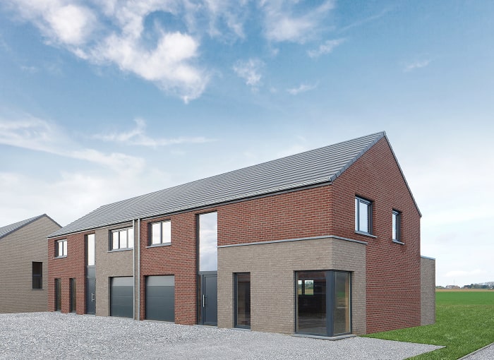 Moderne twee-onder-een-kapwoning met een bakstenen en grijze gevel, grote ramen en een schuin dak, tegen een blauwe lucht met verspreide wolken en omgeven door een open, groen landschap.