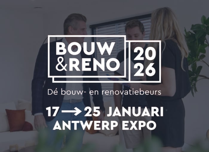Drie mensen praten in een moderne woonkamer met tekstoverlay ter promotie van de Bouw & Reno 2026 bouw- en renovatiebeurs, die plaatsvindt van 17 tot 25 januari in Antwerp Expo.