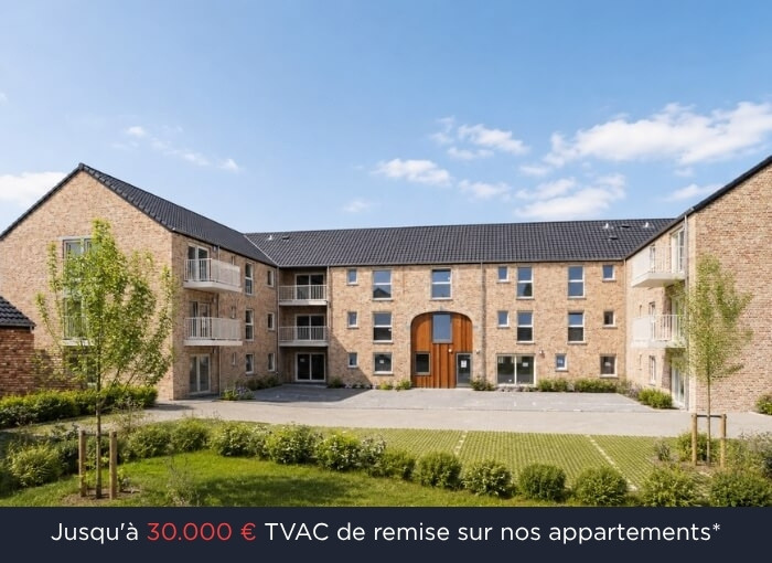 Un immeuble d'appartements moderne en briques, doté de balcons, niché au cœur d'un écrin de verdure sous un ciel bleu. Une mention en français, en bas de l'image, propose une remise pouvant aller jusqu'à 30 000 € sur les appartements.