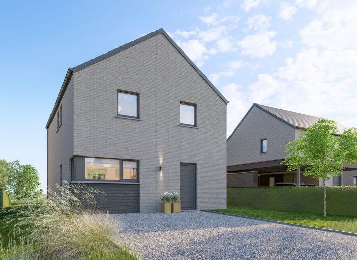 Maison moderne à deux étages en briques grises, dotée d'un toit à pignon, de fenêtres rectangulaires, d'une porte d'entrée unique et d'une allée en pierre. À l'arrière-plan, sous un ciel bleu, on aperçoit des buissons verts, un petit arbre et une autre maison.