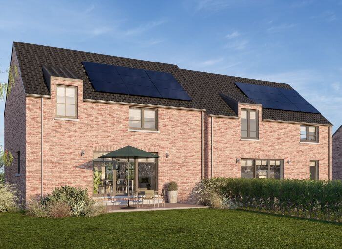 Deux maisons modernes en briques, aux toits noirs équipés de panneaux solaires, dotées de grandes fenêtres et d'un patio, situées dans un jardin verdoyant sous un ciel bleu.